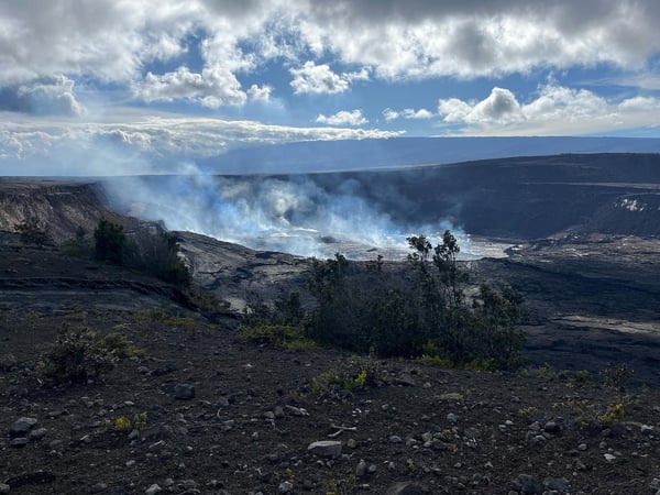 Active volcanic crater with steam emissions viewed from Crater Rim Trail at Hawaii Volcanoes National Park. — Big Island, Hawaii