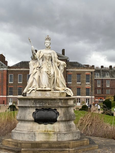 A traveler's photo spot in Kensington, London